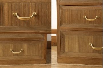 3段重ね桐箪笥を2つのローボードと小引き出し2つにリメイク!上段の引き戸はなくし、2杯の引き出しに変更。中段は中央で分割し小引き出し2点に。下段は高品質リペアで綺麗に。それぞれクリアワックス仕上げ。