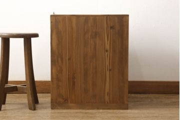 3段重ね桐箪笥を2つのローボードと小引き出し2つにリメイク!上段の引き戸はなくし、2杯の引き出しに変更。中段は中央で分割し小引き出し2点に。下段は高品質リペアで綺麗に。それぞれクリアワックス仕上げ。