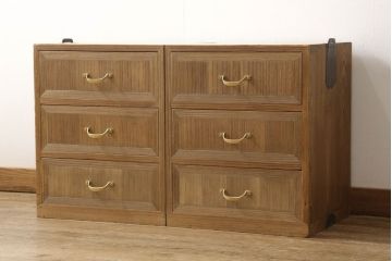 3段重ね桐箪笥を2つのローボードと小引き出し2つにリメイク!上段の引き戸はなくし、2杯の引き出しに変更。中段は中央で分割し小引き出し2点に。下段は高品質リペアで綺麗に。それぞれクリアワックス仕上げ。