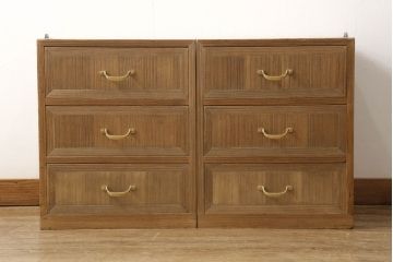 3段重ね桐箪笥を2つのローボードと小引き出し2つにリメイク!上段の引き戸はなくし、2杯の引き出しに変更。中段は中央で分割し小引き出し2点に。下段は高品質リペアで綺麗に。それぞれクリアワックス仕上げ。