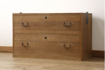 3段重ね桐箪笥を2つのローボードと小引き出し2つにリメイク!上段の引き戸はなくし、2杯の引き出しに変更。中段は中央で分割し小引き出し2点に。下段は高品質リペアで綺麗に。それぞれクリアワックス仕上げ。