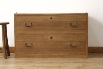 3段重ね桐箪笥を2つのローボードと小引き出し2つにリメイク!上段の引き戸はなくし、2杯の引き出しに変更。中段は中央で分割し小引き出し2点に。下段は高品質リペアで綺麗に。それぞれクリアワックス仕上げ。