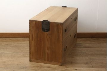 3段重ね桐箪笥を2つのローボードと小引き出し2つにリメイク!上段の引き戸はなくし、2杯の引き出しに変更。中段は中央で分割し小引き出し2点に。下段は高品質リペアで綺麗に。それぞれクリアワックス仕上げ。