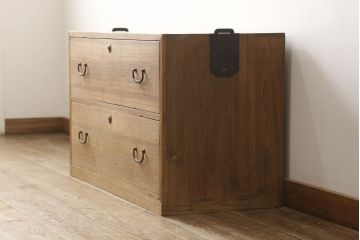 3段重ね桐箪笥を2つのローボードと小引き出し2つにリメイク!上段の引き戸はなくし、2杯の引き出しに変更。中段は中央で分割し小引き出し2点に。下段は高品質リペアで綺麗に。それぞれクリアワックス仕上げ。