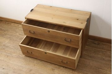 3段重ね桐箪笥を2つのローボードと小引き出し2つにリメイク!上段の引き戸はなくし、2杯の引き出しに変更。中段は中央で分割し小引き出し2点に。下段は高品質リペアで綺麗に。それぞれクリアワックス仕上げ。