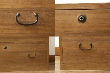 3段重ね桐箪笥を2つのローボードと小引き出し2つにリメイク!上段の引き戸はなくし、2杯の引き出しに変更。中段は中央で分割し小引き出し2点に。下段は高品質リペアで綺麗に。それぞれクリアワックス仕上げ。