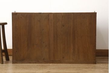 3段重ね桐箪笥を2つのローボードと小引き出し2つにリメイク!上段の引き戸はなくし、2杯の引き出しに変更。中段は中央で分割し小引き出し2点に。下段は高品質リペアで綺麗に。それぞれクリアワックス仕上げ。