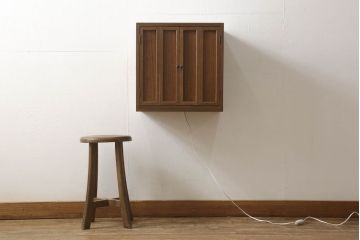 お仏壇を壁掛け仕様にリメイク!本体は桐材にて新規製作。内部は元々の扉と内側装飾を用いて、掛軸が掛けられるように。本体をオーク系のブラウンで着色して仕上げ。