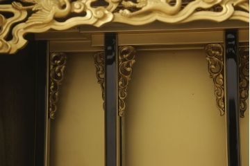 お仏壇を壁掛け仕様にリメイク!本体は桐材にて新規製作。内部は元々の扉と内側装飾を用いて、掛軸が掛けられるように。本体をオーク系のブラウンで着色して仕上げ。