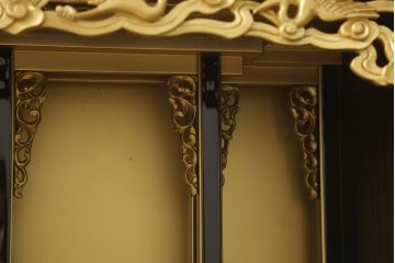 お仏壇を壁掛け仕様にリメイク!本体は桐材にて新規製作。内部は元々の扉と内側装飾を用いて、掛軸が掛けられるように。本体をオーク系のブラウンで着色して仕上げ。