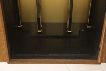 お仏壇を壁掛け仕様にリメイク!本体は桐材にて新規製作。内部は元々の扉と内側装飾を用いて、掛軸が掛けられるように。本体をオーク系のブラウンで着色して仕上げ。
