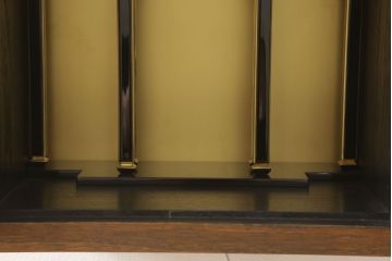 お仏壇を壁掛け仕様にリメイク!本体は桐材にて新規製作。内部は元々の扉と内側装飾を用いて、掛軸が掛けられるように。本体をオーク系のブラウンで着色して仕上げ。