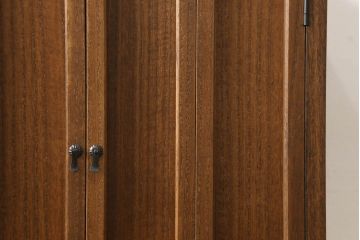 お仏壇を壁掛け仕様にリメイク!本体は桐材にて新規製作。内部は元々の扉と内側装飾を用いて、掛軸が掛けられるように。本体をオーク系のブラウンで着色して仕上げ。