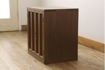 お仏壇を壁掛け仕様にリメイク!本体は桐材にて新規製作。内部は元々の扉と内側装飾を用いて、掛軸が掛けられるように。本体をオーク系のブラウンで着色して仕上げ。