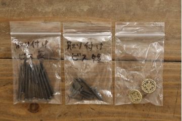 お仏壇を壁掛け仕様にリメイク!本体は桐材にて新規製作。内部は元々の扉と内側装飾を用いて、掛軸が掛けられるように。本体をオーク系のブラウンで着色して仕上げ。