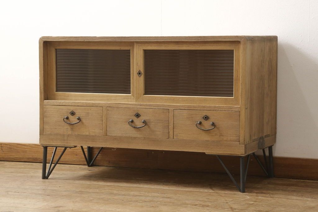 3段重ね桐箪笥を3つのローボードにリメイク!上段は引き戸にモールガラスをはめ込み、鉄脚の取り付け。中段は衣装盆を中央セパレート仕様にし、台輪と天板取り付け。下段は天板取り付け。全て明るめの色味仕上げ。