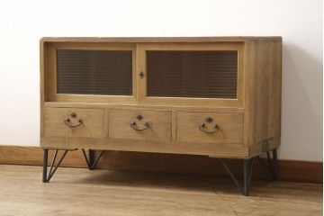 3段重ね桐箪笥を3つのローボードにリメイク!上段は引き戸にモールガラスをはめ込み、鉄脚の取り付け。中段は衣装盆を中央セパレート仕様にし、台輪と天板取り付け。下段は天板取り付け。全て明るめの色味仕上げ。