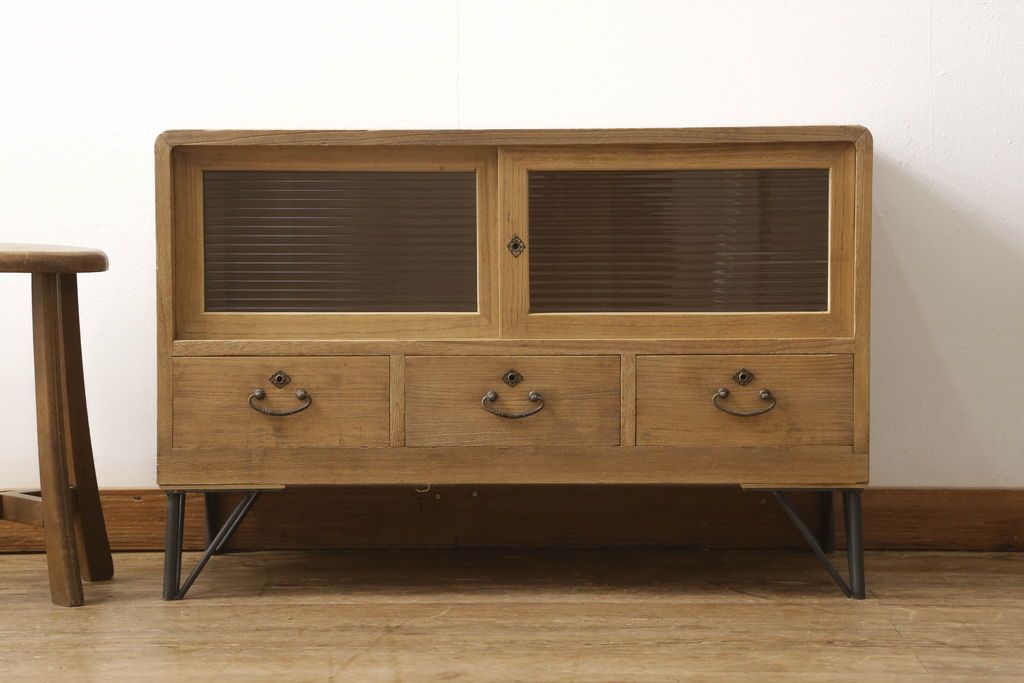 3段重ね桐箪笥を3つのローボードにリメイク!上段は引き戸にモールガラスをはめ込み、鉄脚の取り付け。中段は衣装盆を中央セパレート仕様にし、台輪と天板取り付け。下段は天板取り付け。全て明るめの色味仕上げ。