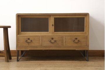 3段重ね桐箪笥を3つのローボードにリメイク!上段は引き戸にモールガラスをはめ込み、鉄脚の取り付け。中段は衣装盆を中央セパレート仕様にし、台輪と天板取り付け。下段は天板取り付け。全て明るめの色味仕上げ。