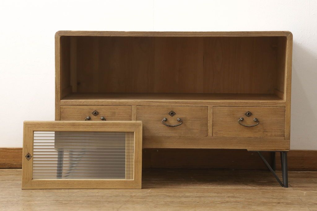 3段重ね桐箪笥を3つのローボードにリメイク!上段は引き戸にモールガラスをはめ込み、鉄脚の取り付け。中段は衣装盆を中央セパレート仕様にし、台輪と天板取り付け。下段は天板取り付け。全て明るめの色味仕上げ。