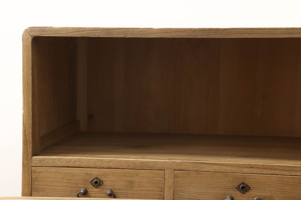 3段重ね桐箪笥を3つのローボードにリメイク!上段は引き戸にモールガラスをはめ込み、鉄脚の取り付け。中段は衣装盆を中央セパレート仕様にし、台輪と天板取り付け。下段は天板取り付け。全て明るめの色味仕上げ。