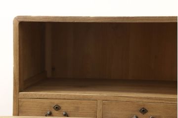 3段重ね桐箪笥を3つのローボードにリメイク!上段は引き戸にモールガラスをはめ込み、鉄脚の取り付け。中段は衣装盆を中央セパレート仕様にし、台輪と天板取り付け。下段は天板取り付け。全て明るめの色味仕上げ。