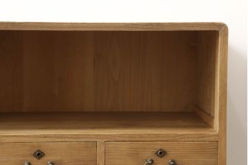 3段重ね桐箪笥を3つのローボードにリメイク!上段は引き戸にモールガラスをはめ込み、鉄脚の取り付け。中段は衣装盆を中央セパレート仕様にし、台輪と天板取り付け。下段は天板取り付け。全て明るめの色味仕上げ。