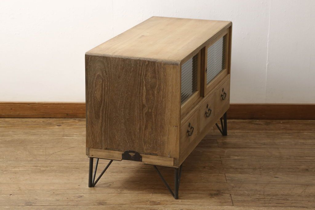 3段重ね桐箪笥を3つのローボードにリメイク!上段は引き戸にモールガラスをはめ込み、鉄脚の取り付け。中段は衣装盆を中央セパレート仕様にし、台輪と天板取り付け。下段は天板取り付け。全て明るめの色味仕上げ。