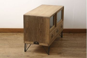 3段重ね桐箪笥を3つのローボードにリメイク!上段は引き戸にモールガラスをはめ込み、鉄脚の取り付け。中段は衣装盆を中央セパレート仕様にし、台輪と天板取り付け。下段は天板取り付け。全て明るめの色味仕上げ。