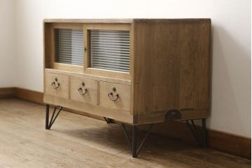 3段重ね桐箪笥を3つのローボードにリメイク!上段は引き戸にモールガラスをはめ込み、鉄脚の取り付け。中段は衣装盆を中央セパレート仕様にし、台輪と天板取り付け。下段は天板取り付け。全て明るめの色味仕上げ。