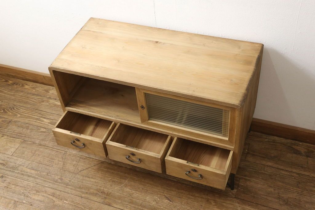 3段重ね桐箪笥を3つのローボードにリメイク!上段は引き戸にモールガラスをはめ込み、鉄脚の取り付け。中段は衣装盆を中央セパレート仕様にし、台輪と天板取り付け。下段は天板取り付け。全て明るめの色味仕上げ。