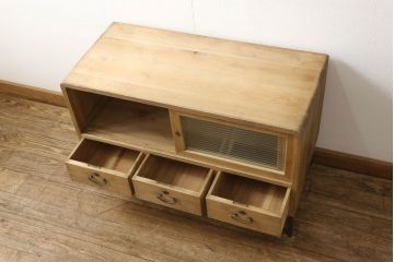 3段重ね桐箪笥を3つのローボードにリメイク!上段は引き戸にモールガラスをはめ込み、鉄脚の取り付け。中段は衣装盆を中央セパレート仕様にし、台輪と天板取り付け。下段は天板取り付け。全て明るめの色味仕上げ。