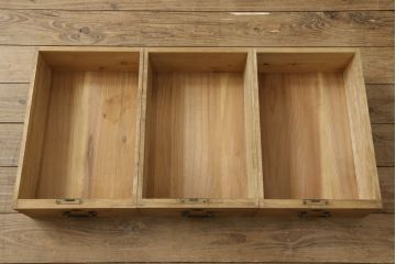 3段重ね桐箪笥を3つのローボードにリメイク!上段は引き戸にモールガラスをはめ込み、鉄脚の取り付け。中段は衣装盆を中央セパレート仕様にし、台輪と天板取り付け。下段は天板取り付け。全て明るめの色味仕上げ。