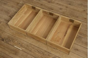 3段重ね桐箪笥を3つのローボードにリメイク!上段は引き戸にモールガラスをはめ込み、鉄脚の取り付け。中段は衣装盆を中央セパレート仕様にし、台輪と天板取り付け。下段は天板取り付け。全て明るめの色味仕上げ。