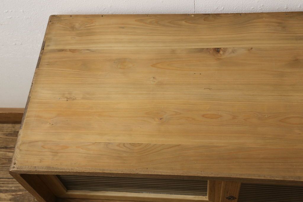 3段重ね桐箪笥を3つのローボードにリメイク!上段は引き戸にモールガラスをはめ込み、鉄脚の取り付け。中段は衣装盆を中央セパレート仕様にし、台輪と天板取り付け。下段は天板取り付け。全て明るめの色味仕上げ。