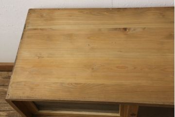 3段重ね桐箪笥を3つのローボードにリメイク!上段は引き戸にモールガラスをはめ込み、鉄脚の取り付け。中段は衣装盆を中央セパレート仕様にし、台輪と天板取り付け。下段は天板取り付け。全て明るめの色味仕上げ。