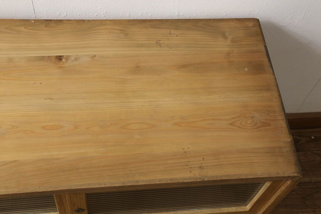 3段重ね桐箪笥を3つのローボードにリメイク!上段は引き戸にモールガラスをはめ込み、鉄脚の取り付け。中段は衣装盆を中央セパレート仕様にし、台輪と天板取り付け。下段は天板取り付け。全て明るめの色味仕上げ。