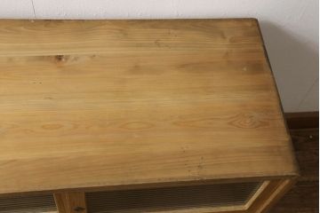 3段重ね桐箪笥を3つのローボードにリメイク!上段は引き戸にモールガラスをはめ込み、鉄脚の取り付け。中段は衣装盆を中央セパレート仕様にし、台輪と天板取り付け。下段は天板取り付け。全て明るめの色味仕上げ。