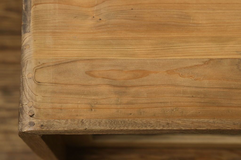 3段重ね桐箪笥を3つのローボードにリメイク!上段は引き戸にモールガラスをはめ込み、鉄脚の取り付け。中段は衣装盆を中央セパレート仕様にし、台輪と天板取り付け。下段は天板取り付け。全て明るめの色味仕上げ。