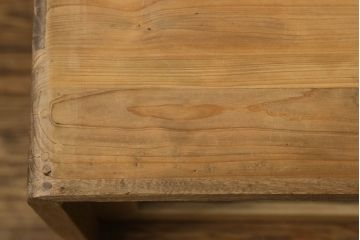 3段重ね桐箪笥を3つのローボードにリメイク!上段は引き戸にモールガラスをはめ込み、鉄脚の取り付け。中段は衣装盆を中央セパレート仕様にし、台輪と天板取り付け。下段は天板取り付け。全て明るめの色味仕上げ。