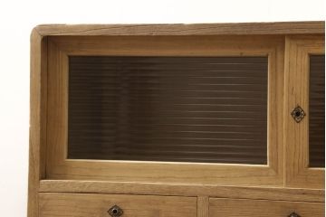 3段重ね桐箪笥を3つのローボードにリメイク!上段は引き戸にモールガラスをはめ込み、鉄脚の取り付け。中段は衣装盆を中央セパレート仕様にし、台輪と天板取り付け。下段は天板取り付け。全て明るめの色味仕上げ。