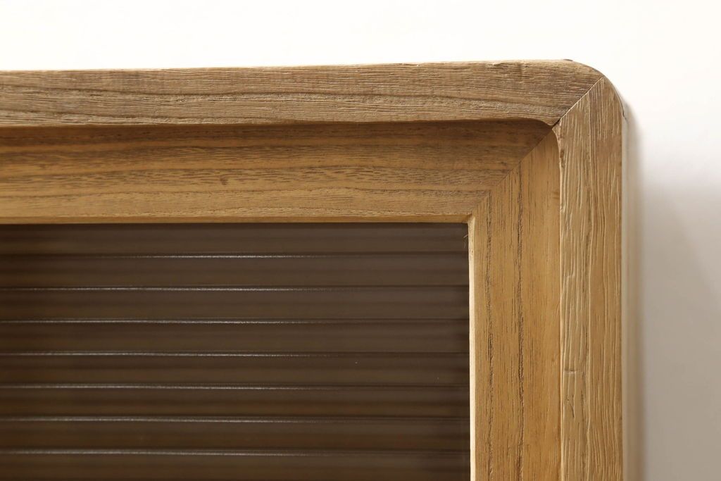 3段重ね桐箪笥を3つのローボードにリメイク!上段は引き戸にモールガラスをはめ込み、鉄脚の取り付け。中段は衣装盆を中央セパレート仕様にし、台輪と天板取り付け。下段は天板取り付け。全て明るめの色味仕上げ。