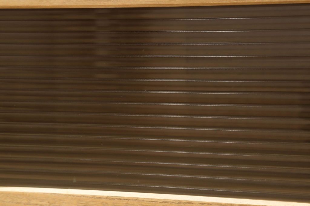 3段重ね桐箪笥を3つのローボードにリメイク!上段は引き戸にモールガラスをはめ込み、鉄脚の取り付け。中段は衣装盆を中央セパレート仕様にし、台輪と天板取り付け。下段は天板取り付け。全て明るめの色味仕上げ。