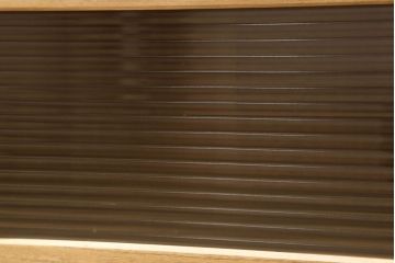 3段重ね桐箪笥を3つのローボードにリメイク!上段は引き戸にモールガラスをはめ込み、鉄脚の取り付け。中段は衣装盆を中央セパレート仕様にし、台輪と天板取り付け。下段は天板取り付け。全て明るめの色味仕上げ。