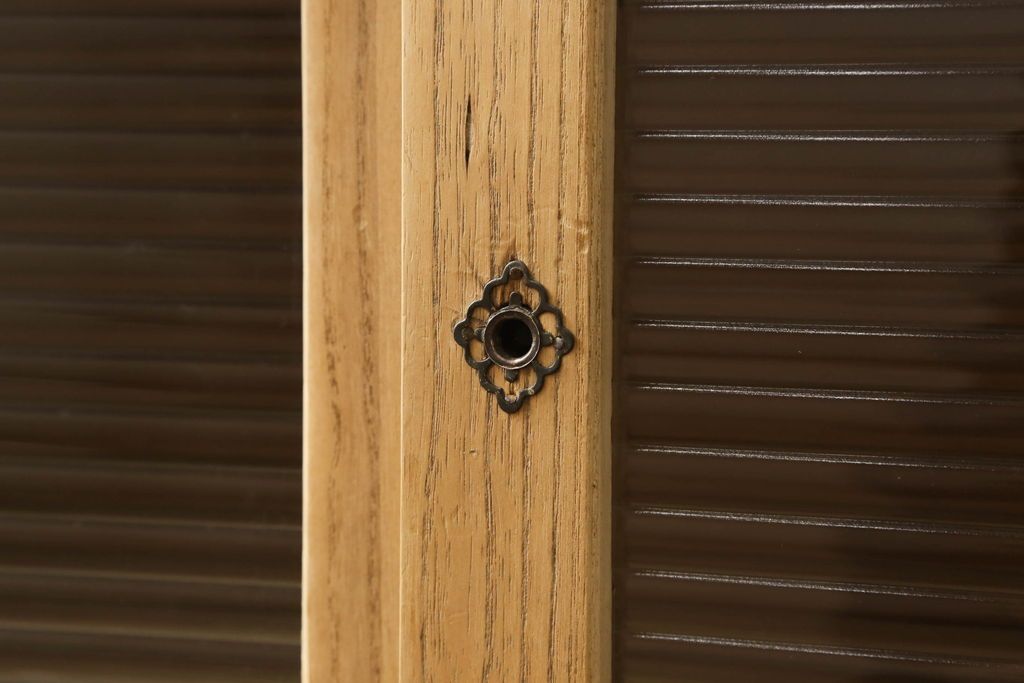 3段重ね桐箪笥を3つのローボードにリメイク!上段は引き戸にモールガラスをはめ込み、鉄脚の取り付け。中段は衣装盆を中央セパレート仕様にし、台輪と天板取り付け。下段は天板取り付け。全て明るめの色味仕上げ。