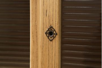 3段重ね桐箪笥を3つのローボードにリメイク!上段は引き戸にモールガラスをはめ込み、鉄脚の取り付け。中段は衣装盆を中央セパレート仕様にし、台輪と天板取り付け。下段は天板取り付け。全て明るめの色味仕上げ。