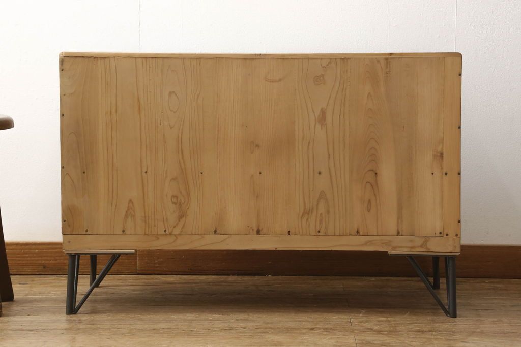 3段重ね桐箪笥を3つのローボードにリメイク!上段は引き戸にモールガラスをはめ込み、鉄脚の取り付け。中段は衣装盆を中央セパレート仕様にし、台輪と天板取り付け。下段は天板取り付け。全て明るめの色味仕上げ。