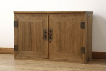 3段重ね桐箪笥を3つのローボードにリメイク!上段は引き戸にモールガラスをはめ込み、鉄脚の取り付け。中段は衣装盆を中央セパレート仕様にし、台輪と天板取り付け。下段は天板取り付け。全て明るめの色味仕上げ。