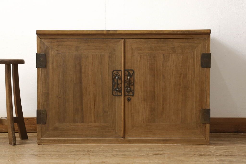 3段重ね桐箪笥を3つのローボードにリメイク!上段は引き戸にモールガラスをはめ込み、鉄脚の取り付け。中段は衣装盆を中央セパレート仕様にし、台輪と天板取り付け。下段は天板取り付け。全て明るめの色味仕上げ。