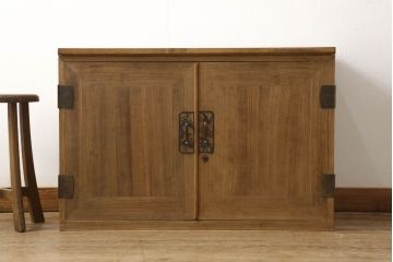 3段重ね桐箪笥を3つのローボードにリメイク!上段は引き戸にモールガラスをはめ込み、鉄脚の取り付け。中段は衣装盆を中央セパレート仕様にし、台輪と天板取り付け。下段は天板取り付け。全て明るめの色味仕上げ。